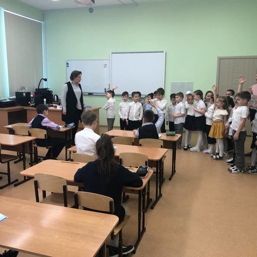 Будущие первоклассники знакомятся со школой