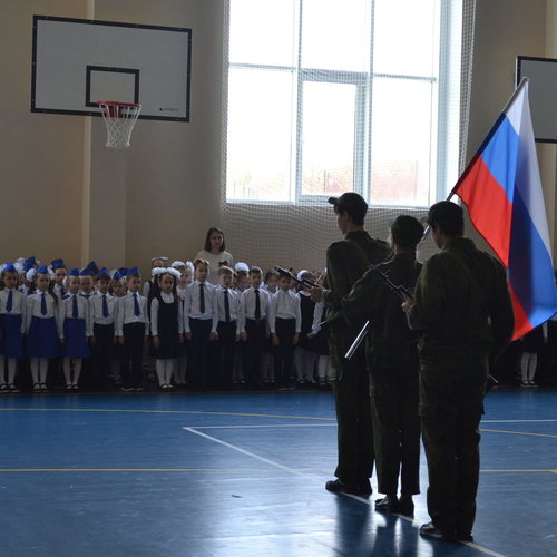 Торжественная церемония поднятия государственного флага Российской Федерации. 