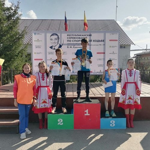 Школьные легкоатлеты открыли осенний сезон!
