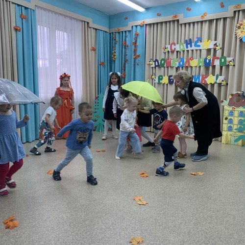 В детский сад с концертно-игровой программой "В осеннем саду"