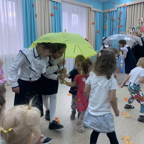 В детский сад с концертно-игровой программой "В осеннем саду"