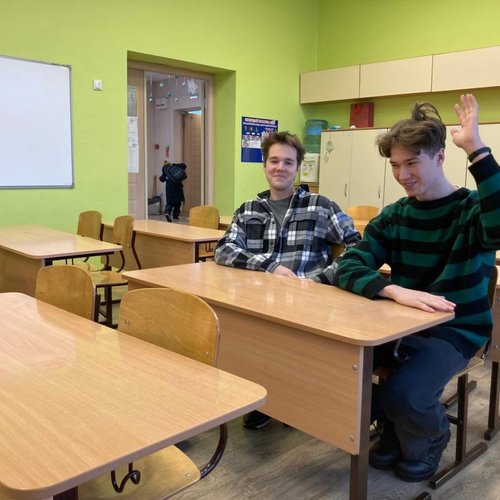 Урок мужества. Выпускники - летчики в гостях у первоклассников