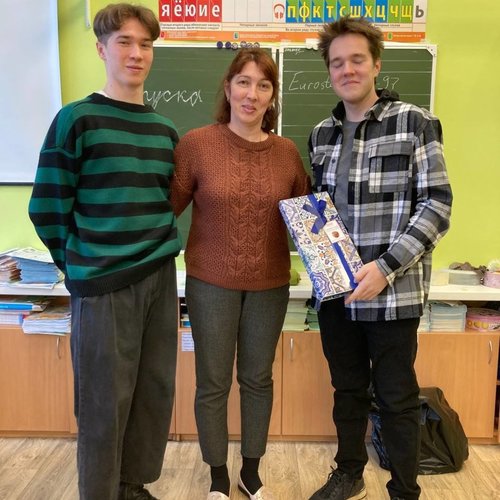 Урок мужества. Выпускники - летчики в гостях у первоклассников