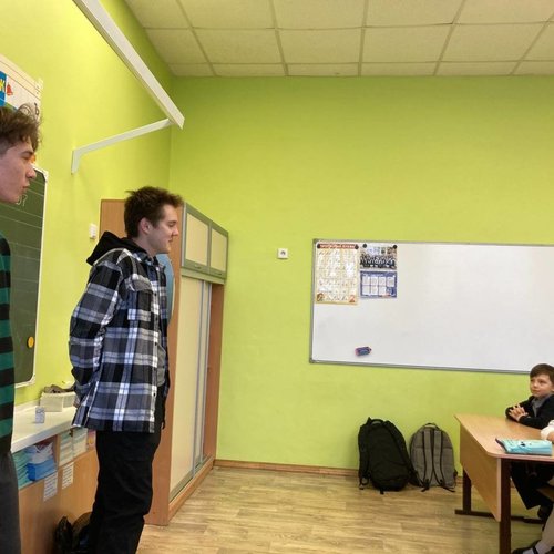Урок мужества. Выпускники - летчики в гостях у первоклассников