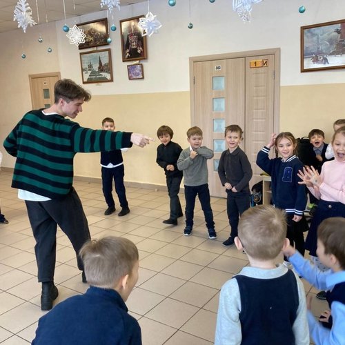 Урок мужества. Выпускники - летчики в гостях у первоклассников