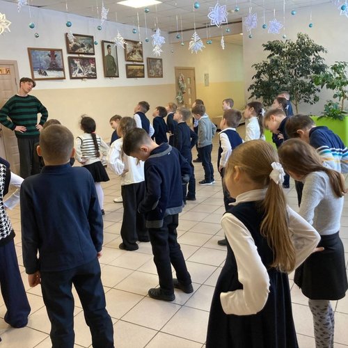 Урок мужества. Выпускники - летчики в гостях у первоклассников