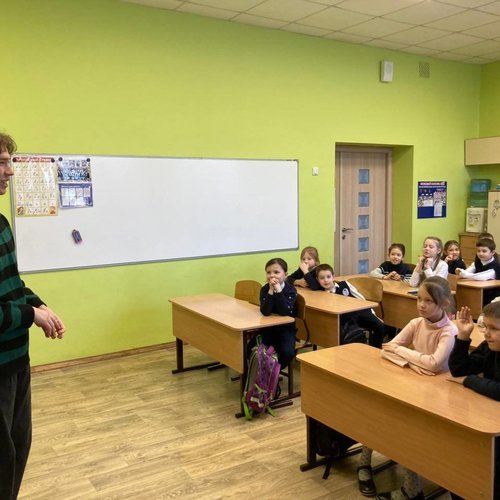 Урок мужества. Выпускники - летчики в гостях у первоклассников