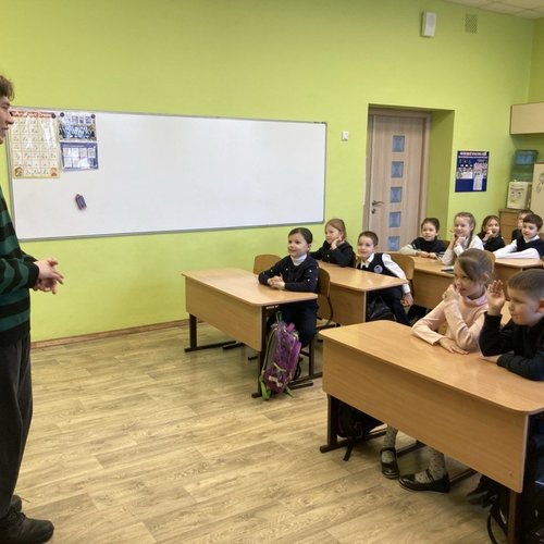 Урок мужества. Выпускники - летчики в гостях у первоклассников