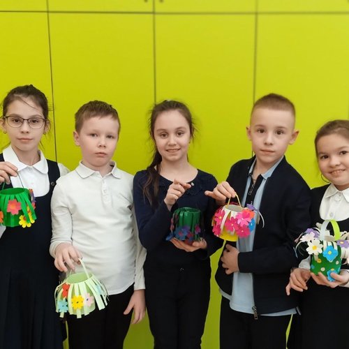 В школе заработали мастерские "Подарок для любимой мамы"