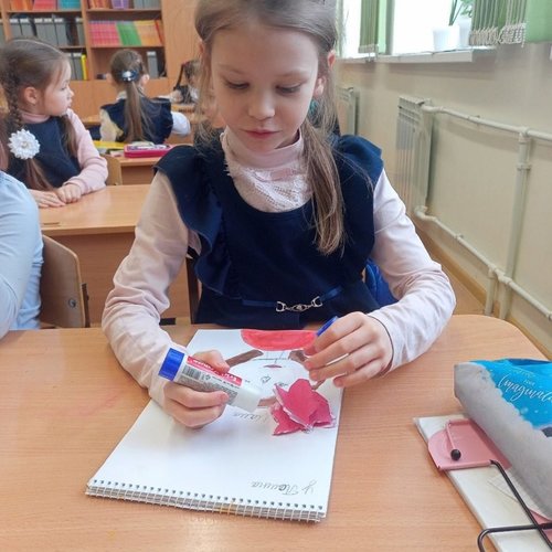 В школе заработали мастерские "Подарок для любимой мамы"