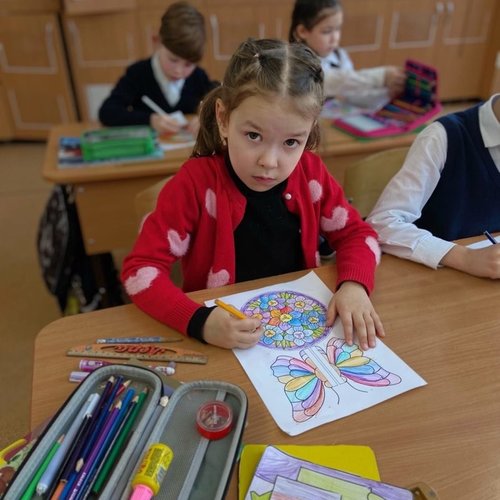 В школе заработали мастерские "Подарок для любимой мамы"