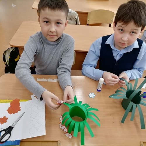 В школе заработали мастерские "Подарок для любимой мамы"