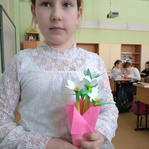 В школе заработали мастерские "Подарок для любимой мамы"