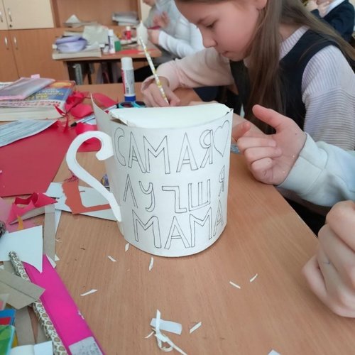В школе заработали мастерские "Подарок для любимой мамы"