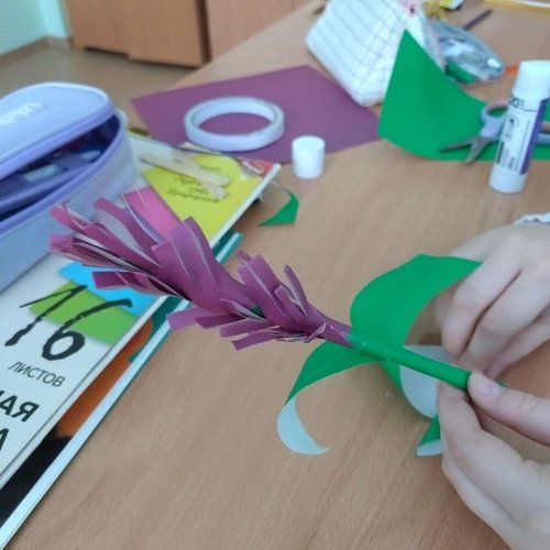 В школе заработали мастерские "Подарок для любимой мамы"