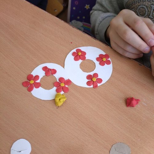 В школе заработали мастерские "Подарок для любимой мамы"