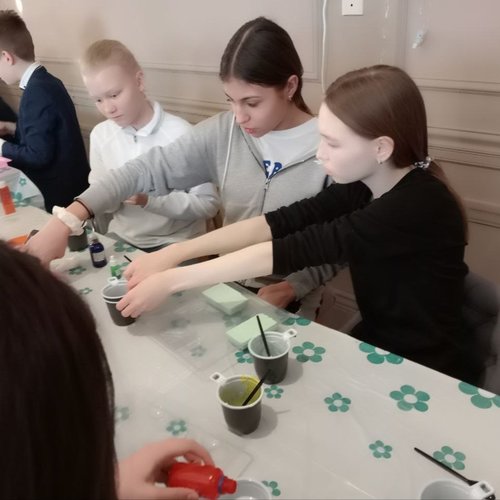 В школе заработали мастерские "Подарок для любимой мамы"