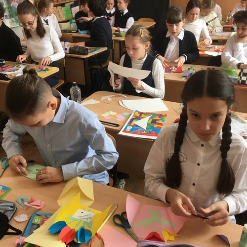 В школе заработали мастерские "Подарок для любимой мамы"