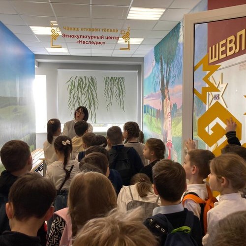 Первоклассники в мультимедийном центре "Наследие" ЧГУ