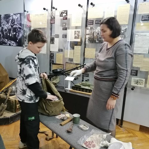 5Г и 5Е классы стали участниками интерактивного занятия «Что в мешках носили деды, одержавшие победу»