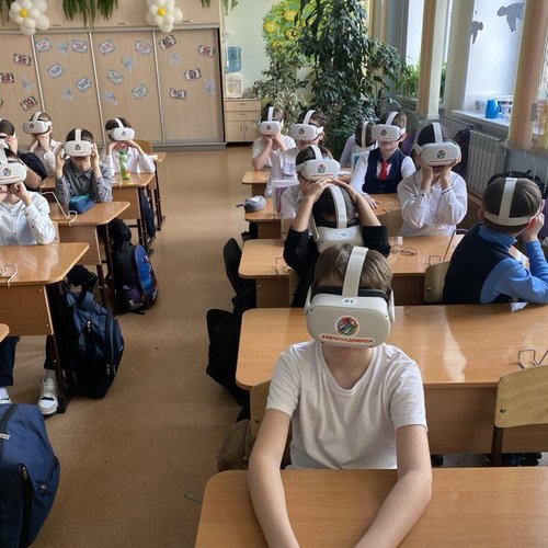 4Е класс посмотрел VR-фильм «Солнечная система»