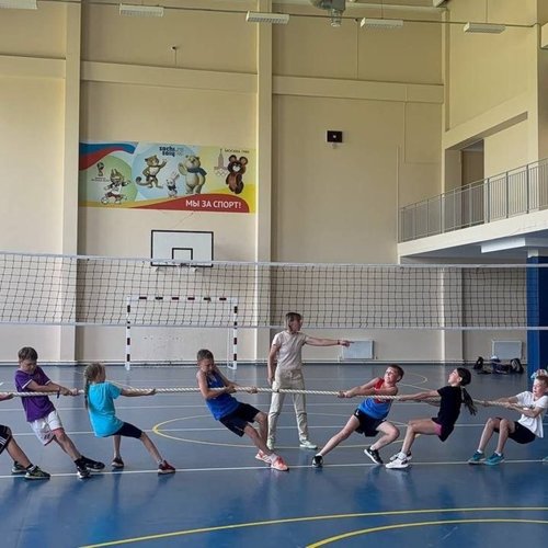 Турнир по перетягиванию каната в школьном лагере