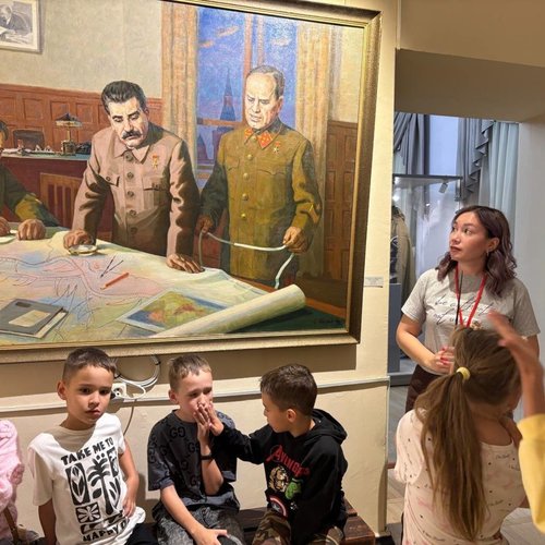 На выставке "Художники Победы"