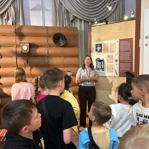 На выставке "Художники Победы"