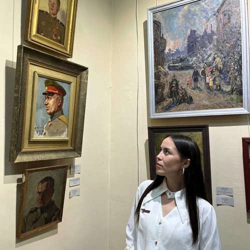 НА ВЫСТАВКУ "ХУДОЖНИКИ ПОБЕДЫ"  ПО ПУШКИНСКОЙ КАРТЕ