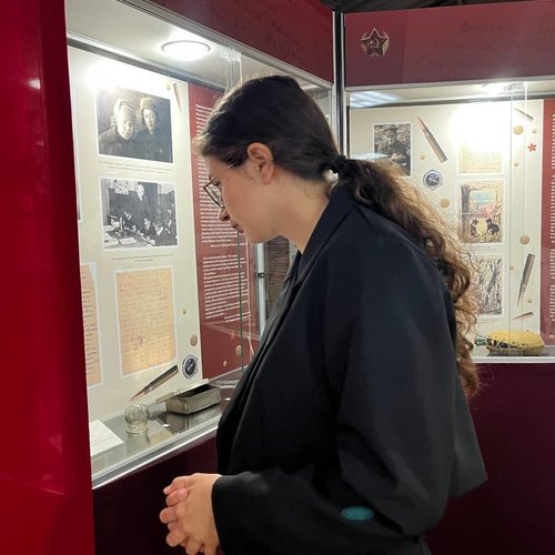 НА ВЫСТАВКУ "ХУДОЖНИКИ ПОБЕДЫ"  ПО ПУШКИНСКОЙ КАРТЕ