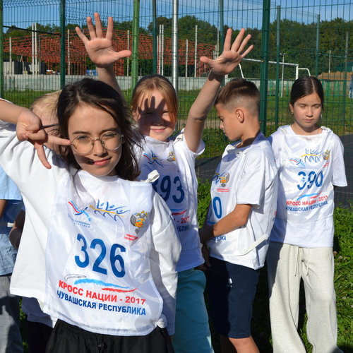 Легкоатлетическая эстафета между учениками 5-х классов.