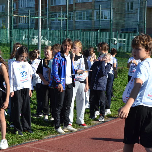 Легкоатлетическая эстафета между учениками 5-х классов.