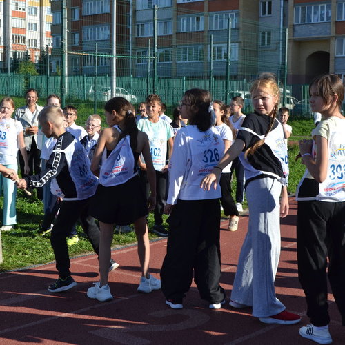 Легкоатлетическая эстафета между учениками 5-х классов.
