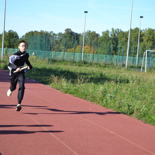 Легкоатлетическая эстафета между учениками 5-х классов.