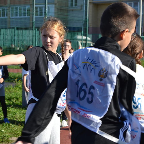 Легкоатлетическая эстафета между учениками 5-х классов.