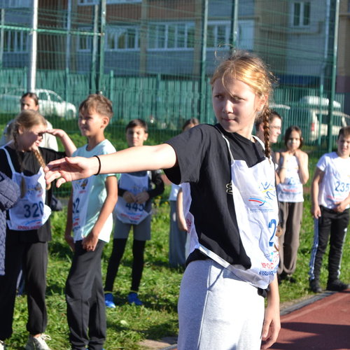 Легкоатлетическая эстафета между учениками 5-х классов.