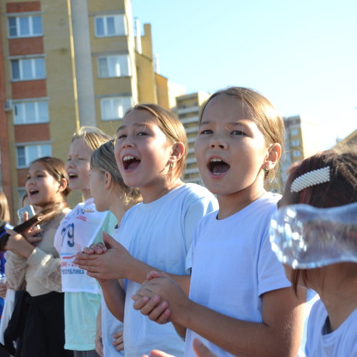 Легкоатлетическая эстафета между учениками 5-х классов.