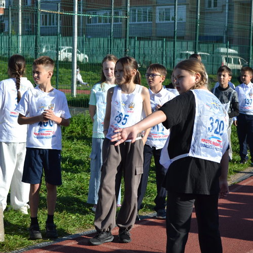 Легкоатлетическая эстафета между учениками 5-х классов.