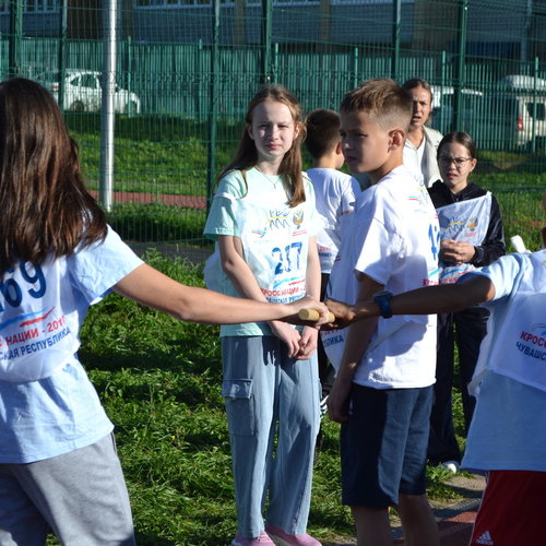 Легкоатлетическая эстафета между учениками 5-х классов.