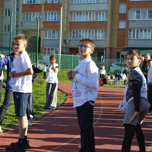 Легкоатлетическая эстафета между учениками 5-х классов.