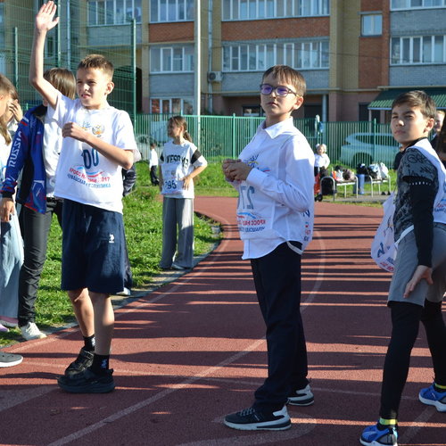 Легкоатлетическая эстафета между учениками 5-х классов.