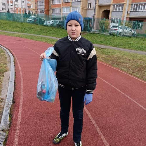 Уборка территории школы продолжается Уборка территории школы продолжается