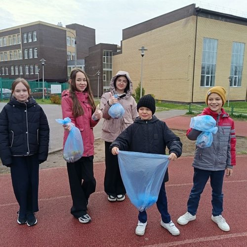 Уборка территории школы продолжается Уборка территории школы продолжается