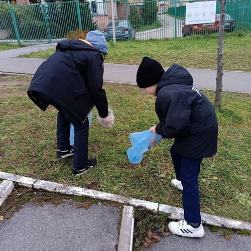 Уборка территории школы продолжается Уборка территории школы продолжается