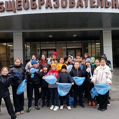 Уборка территории школы продолжается Уборка территории школы продолжается