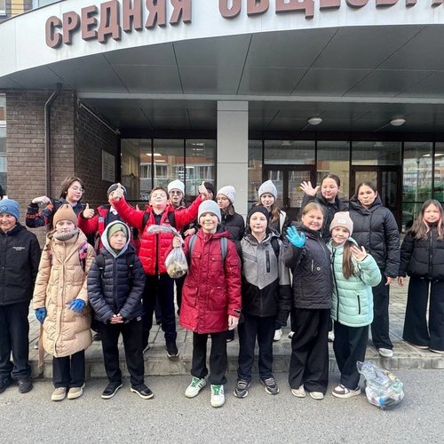 Уборка территории школы продолжается Уборка территории школы продолжается