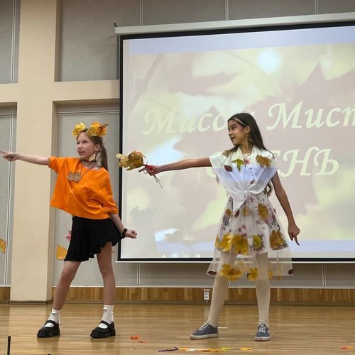 Дефиле-конкурс "Мисс и мистер Осень" Дефиле-конкурс "Мисс и мистер Осень"