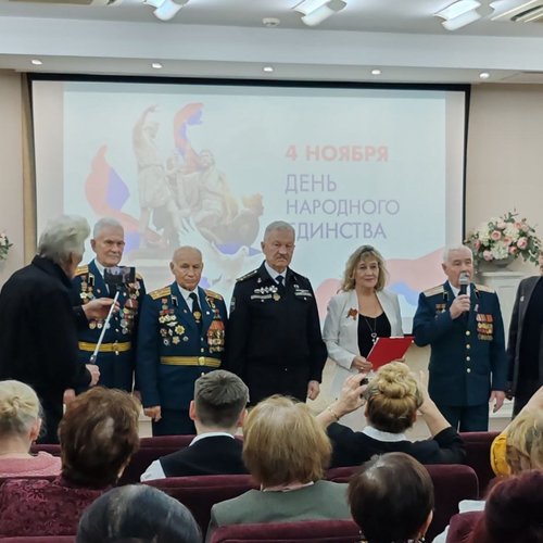 7Е класс - участники историко- партиотического вечера "Под небом единым".