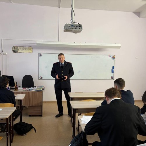 Профориентационная встреча учащихся старших классов с сотрудником полиции