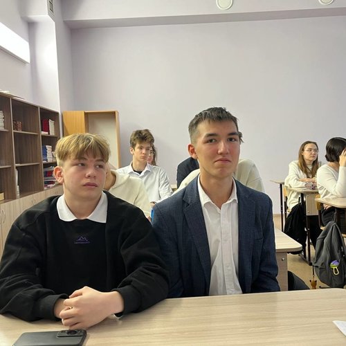 Профориентационная встреча учащихся старших классов с сотрудником полиции